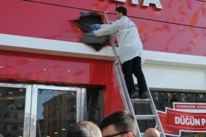 AK Parti il&ccedil;e başkanlığının bulunduğu binaya silahlı saldırı