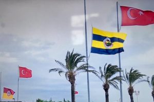 Bayraklar Can Bartu i&ccedil;in yarıya indi