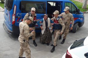 40 yıllık eşini, kafasına keserle vurarak &ouml;ld&uuml;ren kadın tutuklandı