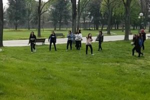 Bursa'da parkta sincap gören gençlerin şaşkınlığı kamerada