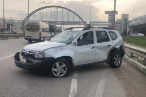 Bursa'da minibüs, otomobile çarptı: 1 yaralı