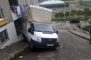 Bursa'da geri kayan kamyonet evin cam balkonundan içeriye girdi