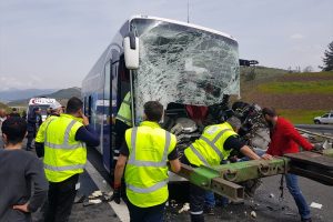 Bursa'da yolcu otobüsü tıra çarptı!