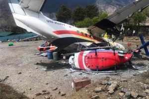 Uçak pistteki helikoptere çarptı: 3 ölü