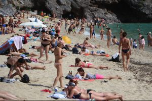 Alanya'da tatilciler plajları doldurdu