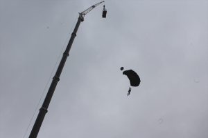 Bursa'da Base jump sporcusu vinçten paraşütle atladı