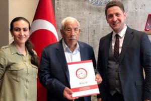 'Türkiye'nin en yaşlı muhtarı' mazbatasını aldı