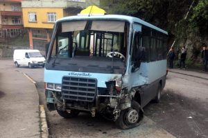 Yolcu minibüsü TIR'la çarpıştı: Yaralılar var