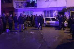 Bursa'da 3 kişiyi bıçakladı! Mahalleli linç ediyordu