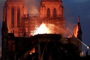 Notre Dame Katedrali için dünya ayaklandı! İşte o mesajlar...