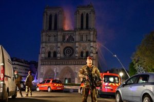 İran Dışişleri Bakanı Zarif: Notre Dame'ın tahrip olmasından müteessiriz