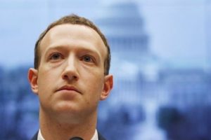 Facebook hissedarları Zuckerberg'i yönetimde istemiyor