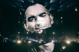 Massive Attack konserinde 2 Türk çiftin yüzü yansıtıldı