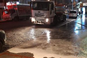 Rize'de sokaklar köpükle yıkanıyor