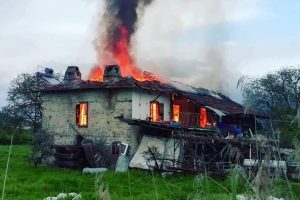 Antalya Kaş'ta ahşap ev yangında kül oldu