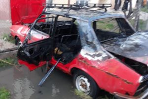 Park halindeki otomobil alev topuna d&ouml;nd&uuml;