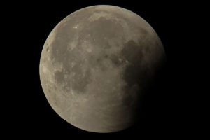 Meteor yağmurları Ay'da su buharı ortaya çıkarıyor