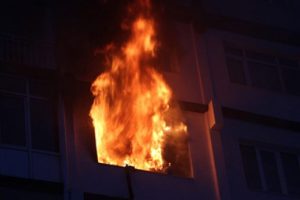 Apartmanı yaktı, kaçmaya çalışan 5 kişiyi bıçakla öldürdü