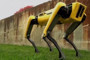 Boston Dynamics'in yeni robotu araçları çekebiliyor!