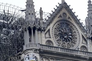 Notre Dame'nin restorasyonunda çalışacaklara ücretsiz bilet