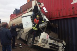 Yol kenarındaki konteynere çarpan TIR'ın şoförü sıkıştı
