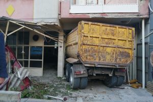 Freni boşalan kamyon kahvehaneye daldı: 2 &ouml;l&uuml;, 6 yaralı