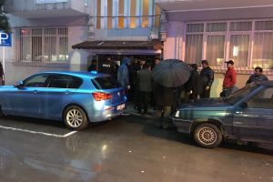Apartman merdivenlerinden d&uuml;şen şahıs hayatını kaybetti