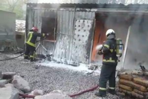 Benzin deposu olarak kullanılan konteyner alev alev yandı