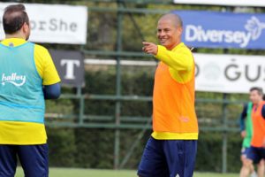 Fenerbah&ccedil;e'nin eski yıldızları h&uuml;nerlerini sergiledi