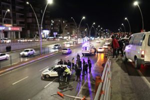 Otomobil k&ouml;pr&uuml;den u&ccedil;tu: 2 yaralı