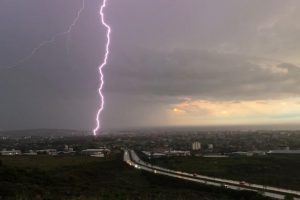 İskenderun K&ouml;rfezi'nde g&uuml;n batımında şimşek ş&ouml;leni