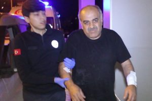 Evli &ccedil;ift k&ouml;pek saldırısında yaralandı