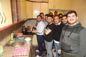 &Ouml;ğrenciler istedi, başkan menemen yaptı