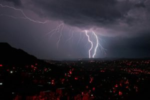 Sağanak sele neden oldu, 10 ara&ccedil; da suya kapıldı!