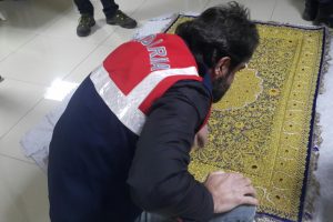 Bursa'da altın ve yakut işlemeli halıyı satarken suçüstü