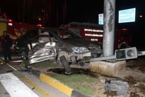 Otomobiller kavşakta birbirine girdi