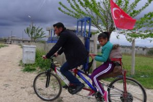 Engelli kızının hayalini kendi tasarımı ile ger&ccedil;ekleştirdi