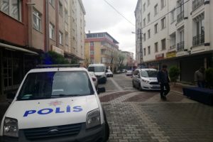Elektriğini kesmeye geldiği evde bı&ccedil;aklı saldırıya uğradı