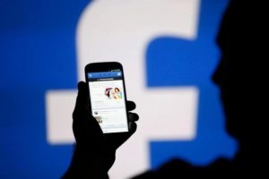 Facebook 1.5 milyon kullanıcının mail adresini 'yanlışlıkla' yükledi