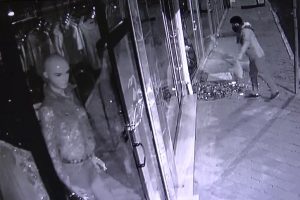Borcu y&uuml;z&uuml;nden tokat atan iş adamının mağazasını ateşe verdi