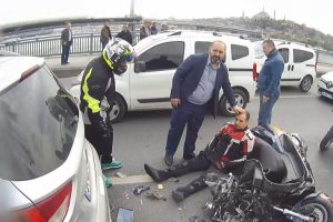 Ara&ccedil;lar birbirine girdi! Yolda b&ouml;yle yardım bekledi