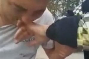 Alkoll&uuml; s&uuml;r&uuml;c&uuml; dehşeti! Polisin parmağını 9 dakika boyunca ısırıp...