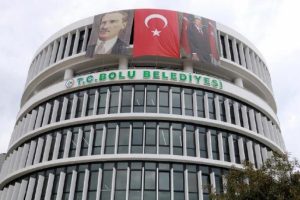 Bolu belediye başkanlığına se&ccedil;ilen &Ouml;zcan'ın milletvekilliği d&uuml;şt&uuml;