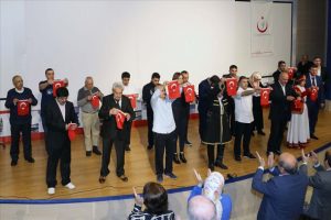 Hastaların tiyatro g&ouml;sterisi usta oyuncuları aratmadı