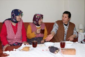 Eşinin engelli iki halasına 'bebek' gibi bakıyor