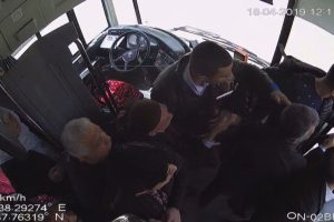 Minib&uuml;s şof&ouml;r&uuml; ile yolcu arasındaki kavga kameraya yansıdı