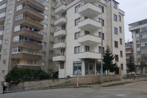İstinat duvarında &ccedil;atlak oluşan 5 katlı bina boşaltıldı