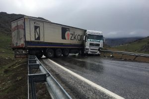 Yoldan &ccedil;ıkan tır bariyerlere &ccedil;arptı