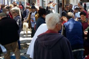 Yenifo&ccedil;a'da elektrik kesintisi protestosu