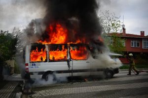 Park halinde bulunan iki servis aracı ile bir otomobilde yangın